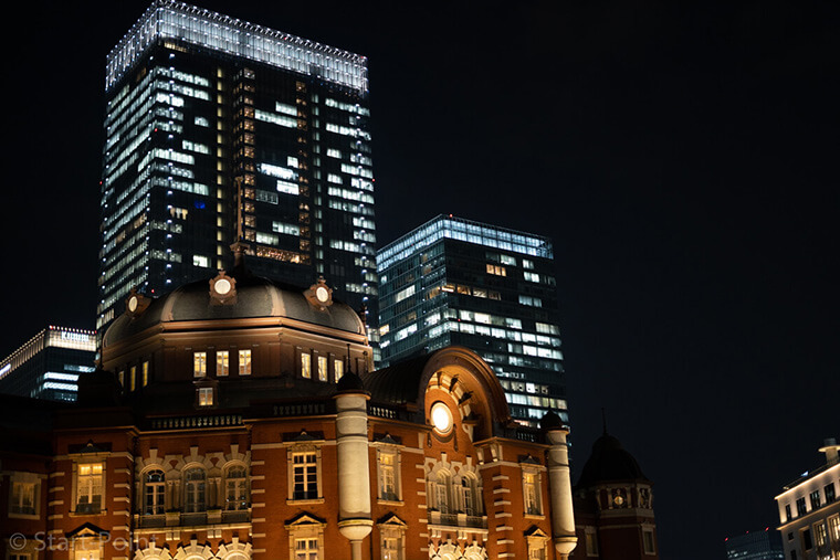 単焦点レンズ SEL50F18F 東京駅の夜景