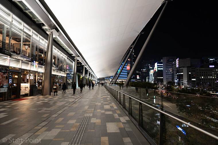 広角レンズ SEL24F14GM 東京駅のコンコース夜景
