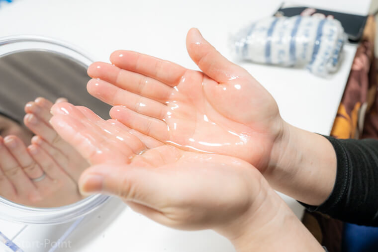 手に広がるオリーブオイル