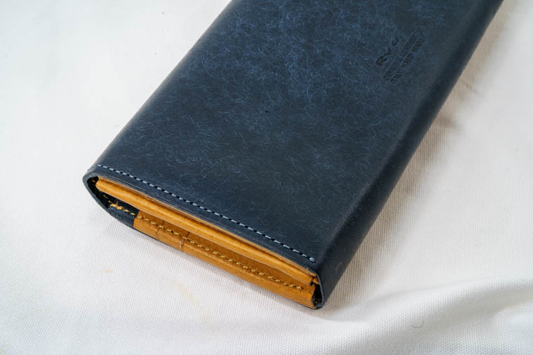 Ryu長財布 サイドからもツートンの色合いが楽しめます